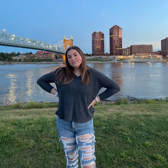 Meet Your Posher, Julia - Picture 2 of 3